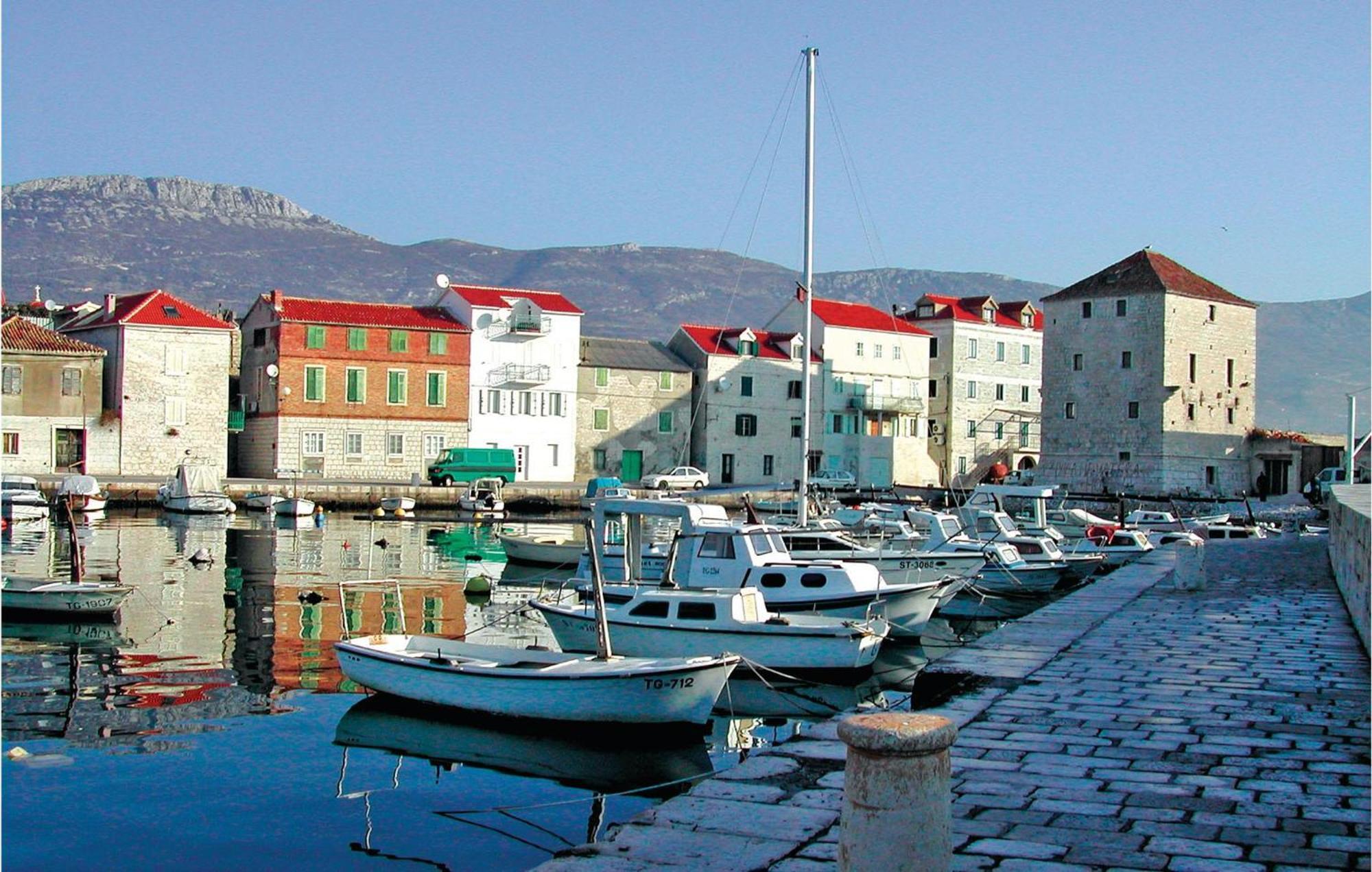 Stunning Apartment In Kastel Novi With Jacuzzi Kaštela Zewnętrze zdjęcie