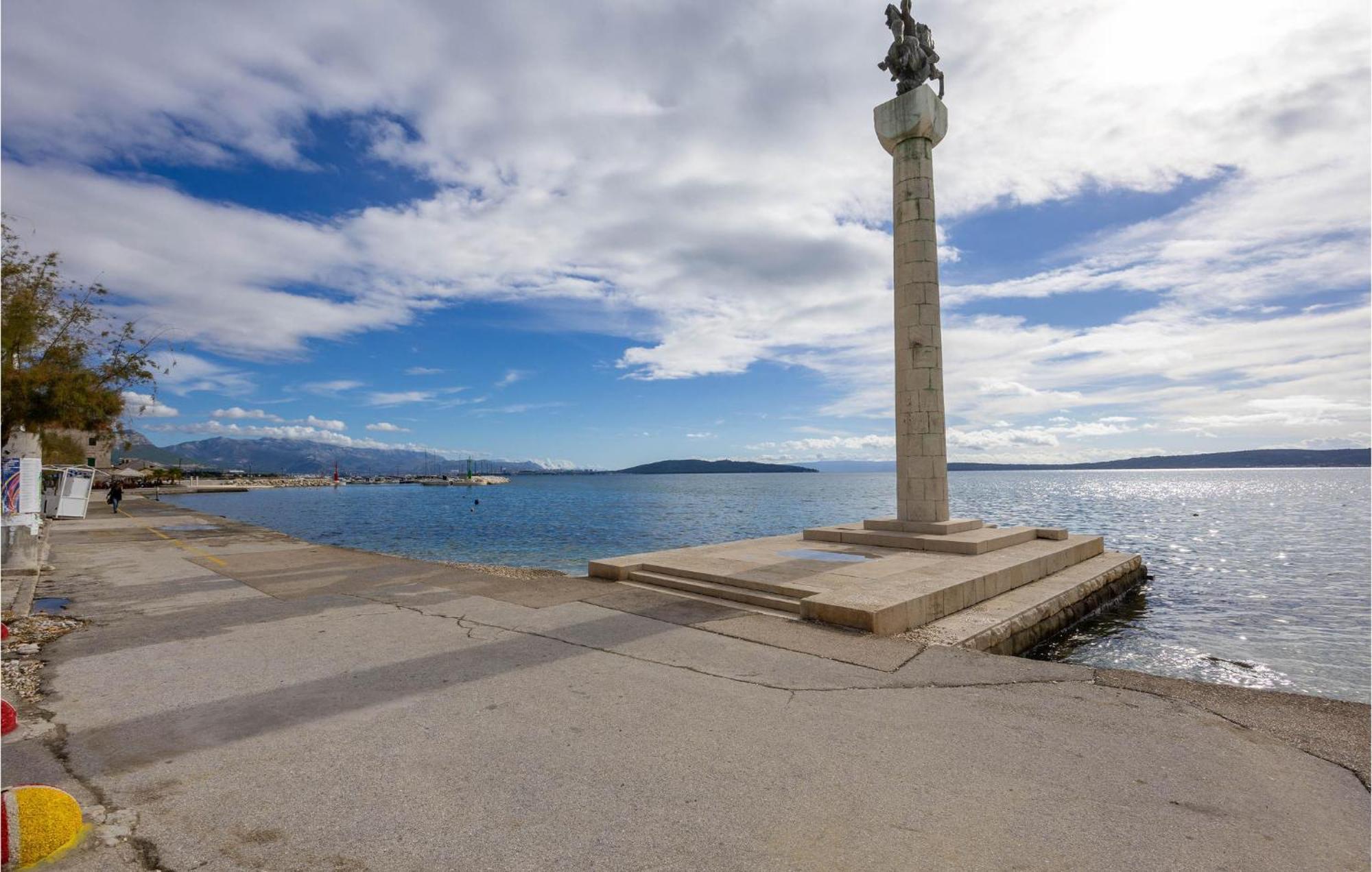 Stunning Apartment In Kastel Novi With Jacuzzi Kaštela Zewnętrze zdjęcie